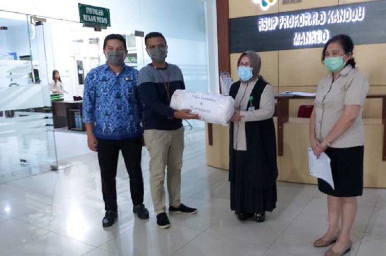 Hakim PTUN Man­ado Salurkan APD un­tuk RSUP Prof. Kan­dou