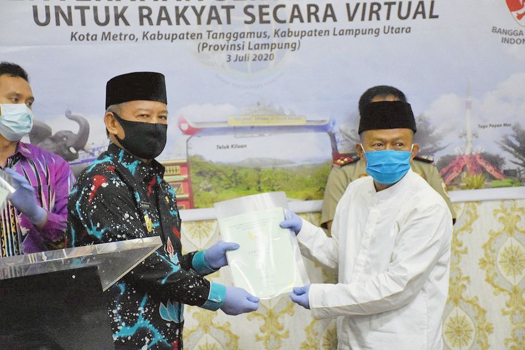 Pemkot Metro Serahkan Sertifikat Tanah untuk Rakyat Secara Virtual Pemkot Metro Serahkan Sertifikat Tanah untuk Rakyat Secara Virtual
