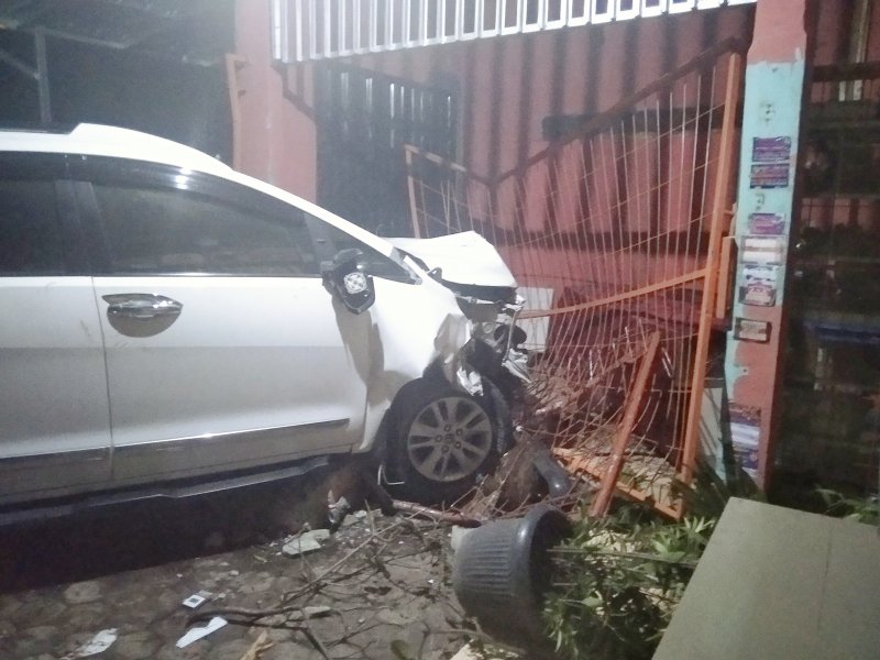 Diduga Pengemudi Mabuk, Mobil Mini Bus Terabas Pembatas Jalan Seruduk Rumah Warga Diduga Pengemudi Mabuk, Mobil Mini Bus Terabas Pembatas Jalan Seruduk Rumah Warga