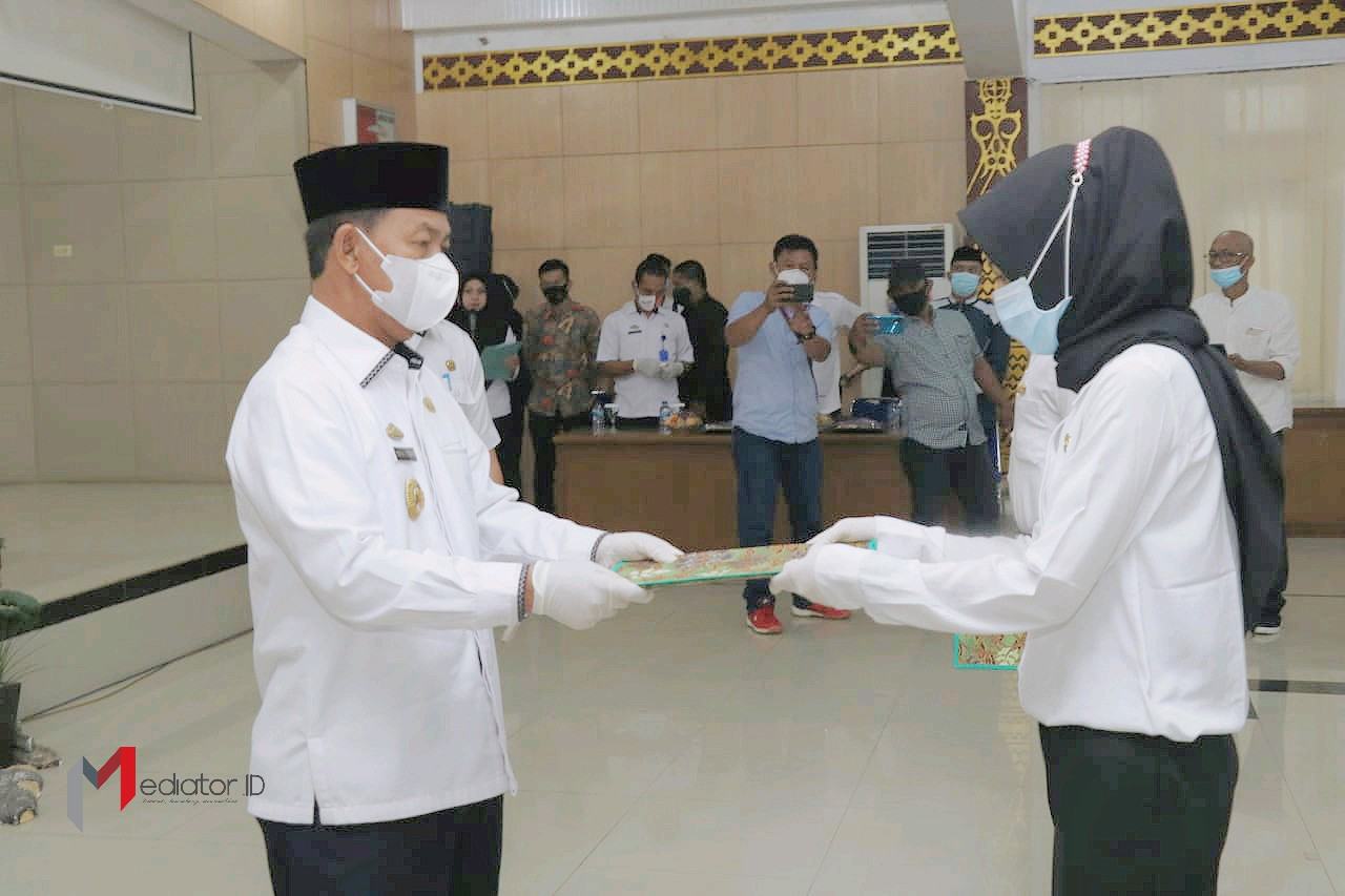 Bupati Lampura Serahkan Petikan SK CPNS Bupati Lampura Serahkan Petikan SK CPNS
