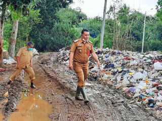 Kendala soal Tumpukan Sampah, DLH Lampura Tinjau TPA