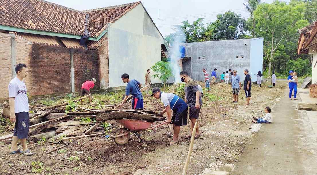 Warga Gotong Royong Wujudkan Pasar Kreatif Tejoagung