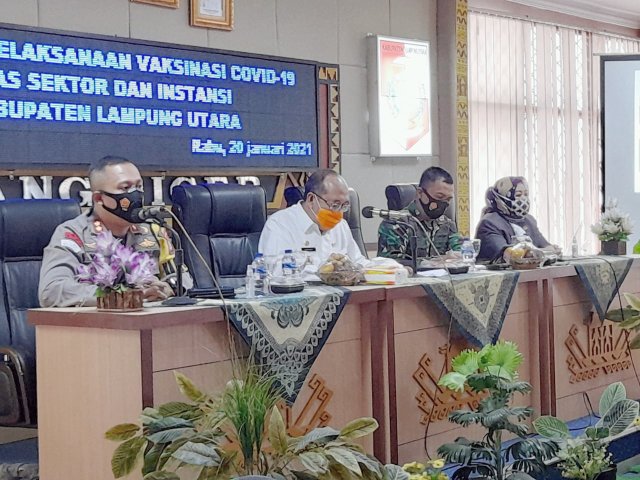 Upaya Menanggulangi Pandemi, Sekda Lampura Tegaskan Satgas Covid-19 Pantau Izin Keramaian dan Informasi Hoak Upaya Menanggulangi Pandemi, Sekda Lampura Tegaskan Satgas Covid-19 Pantau Izin Keramaian dan Informasi Hoak