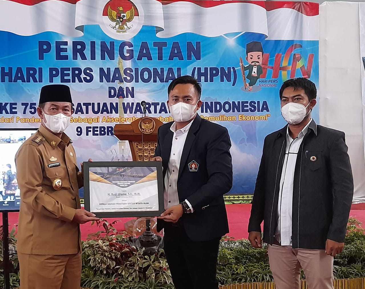 Bupati Lampura Terima Penghargaan Sektor Wisata Alam pada Hari Pers Nasional