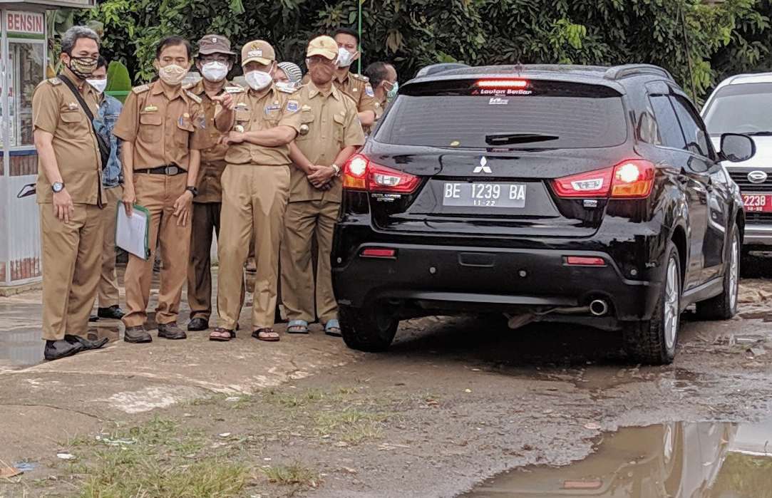 Walikota Metro tinjau sejumlah jalan rusak