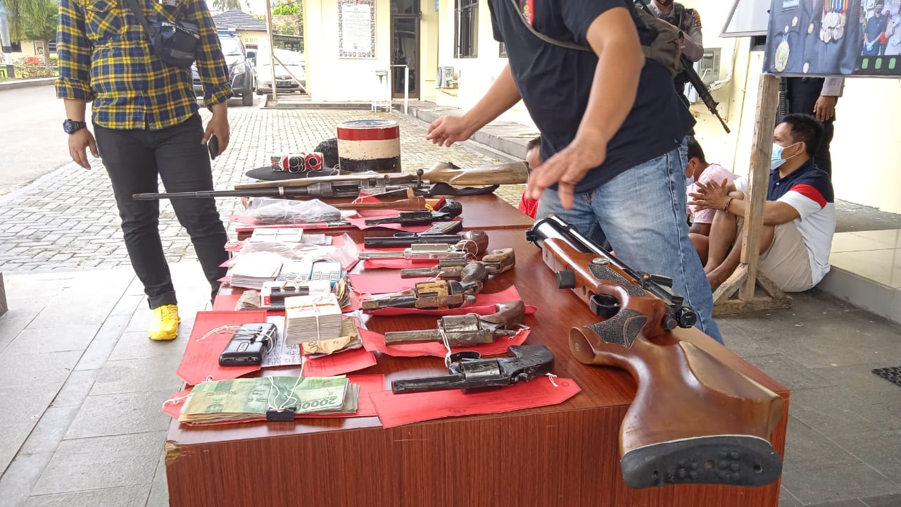 Conferensi Pers Hasil Ops Cempaka, Kapolres Lamtim meminta masyarakat serahkan kepemilikan senjata api rakitan