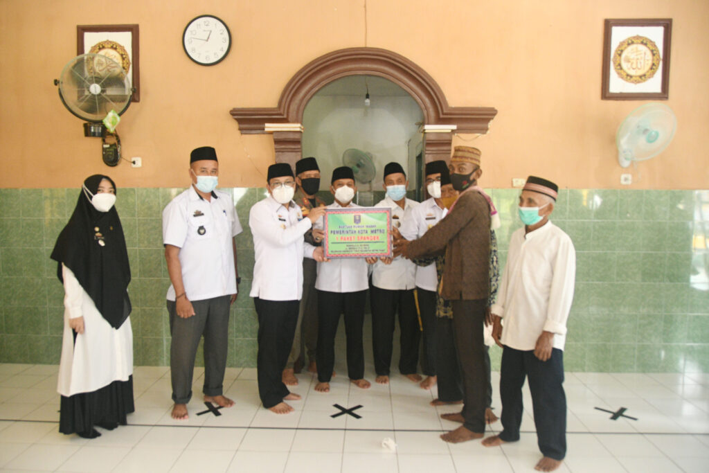 Walikota Metro serahkan bantuan rumah ibadah di Musala Al-Mukminin