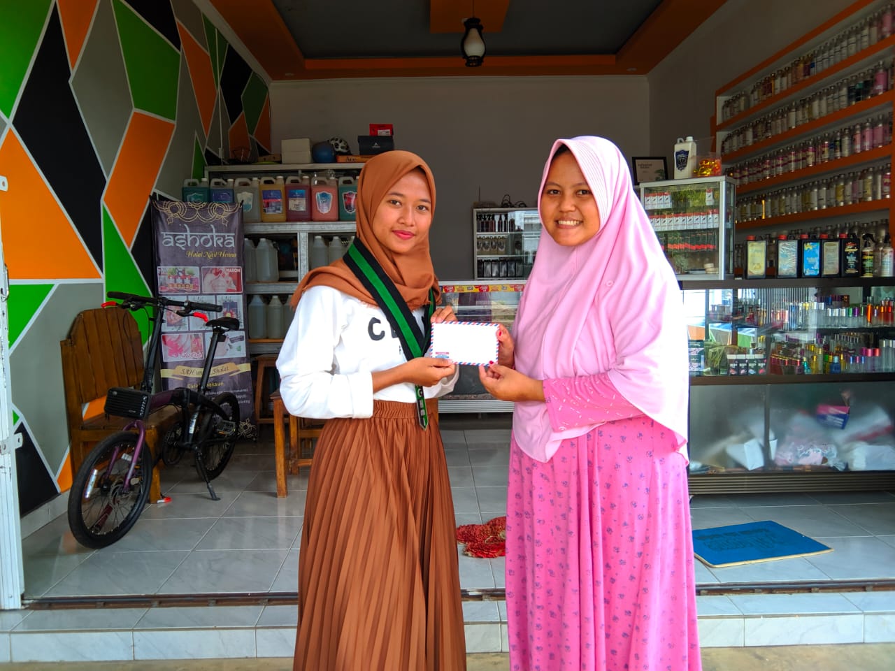 Kelurga Saung Parfum titip donasi ke kader HMI Lampung Timur untuk diberikan ke anak yatim Kelurga Saung Parfum titip donasi ke kader HMI Lampung Timur untuk diberikan ke anak yatim