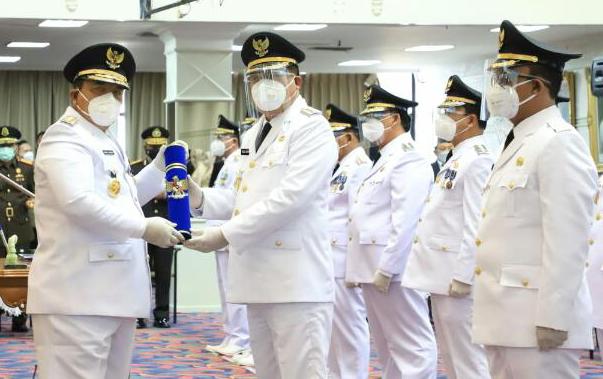 Gubernur lantik Bupati dan Wabup Lamteng Gubernur lantik Bupati dan Wabup Lamteng