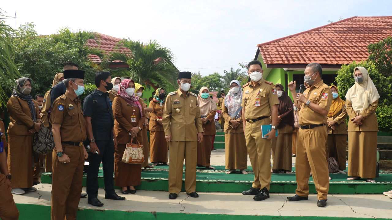 Bupati Lampura tinjau hari pertama pelaksanaan pembelajaran tatap muka