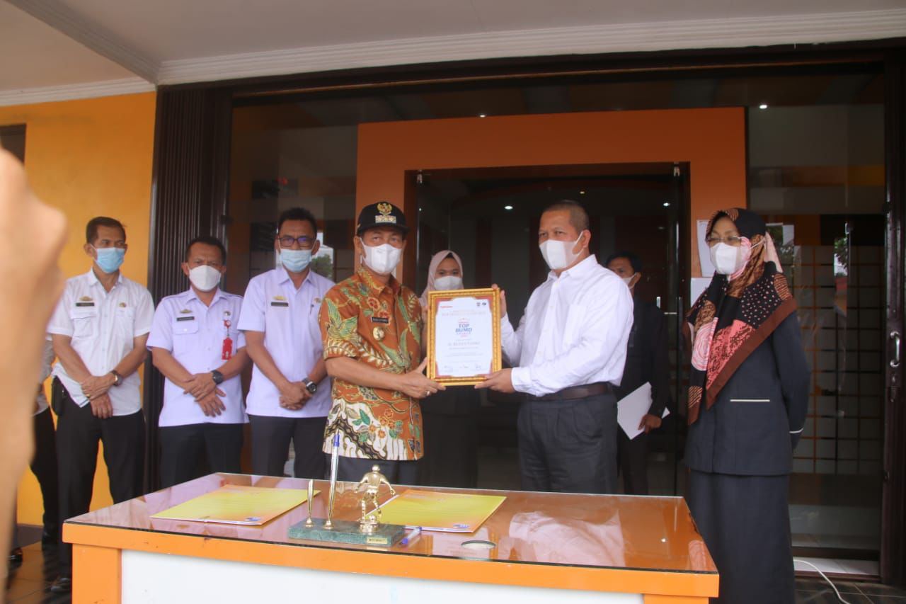 Pemkab Lampura dapat CSR berupa mobil Mitsubishi L-300 dari Bank Syariah