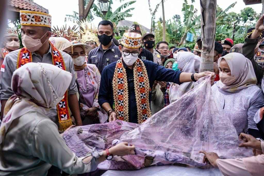 Sandiaga Uno pekerjakan 5 remaja disabilitas untuk buat 600 tote bag