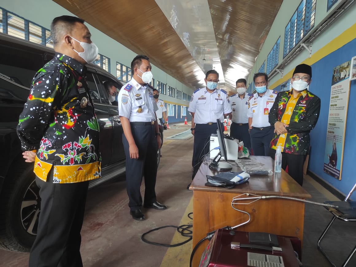 Walikota Metro tinjau alat uji layak kendaraan