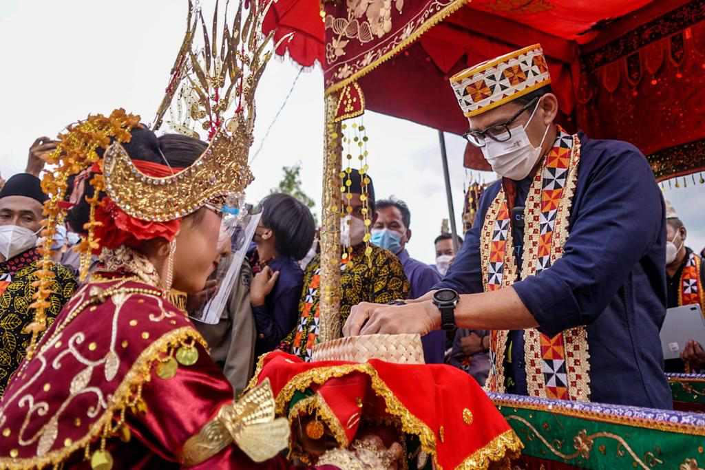 Sekali lagi, Sandiaga Uno menjadi menteri pertama yang berkunjung ke Desa Rigis Jaya Sekali lagi, Sandiaga Uno menjadi menteri pertama yang berkunjung ke Desa Rigis Jaya