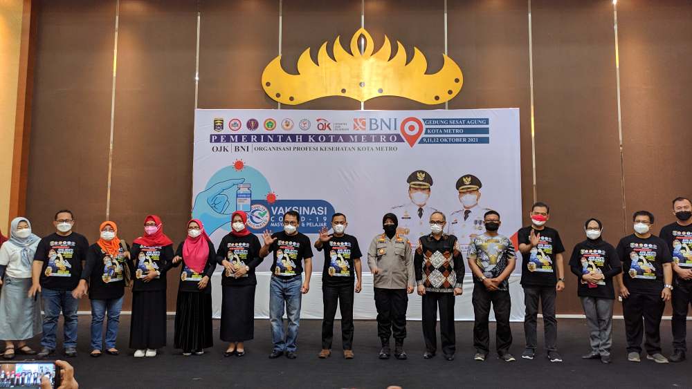 Pemkot Metro secara kolektif adakan vaksinasi untuk menekan kasus COVID-19
