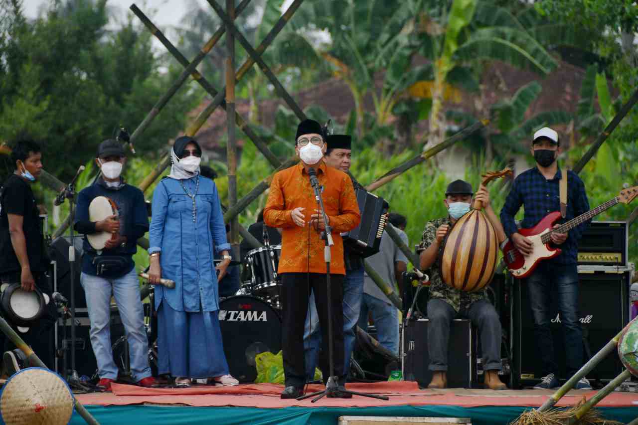 DKM dan Disdikbud Metro gelar pentas seni di tengah sawah DKM dan Disdikbud Metro gelar pentas seni di tengah sawah