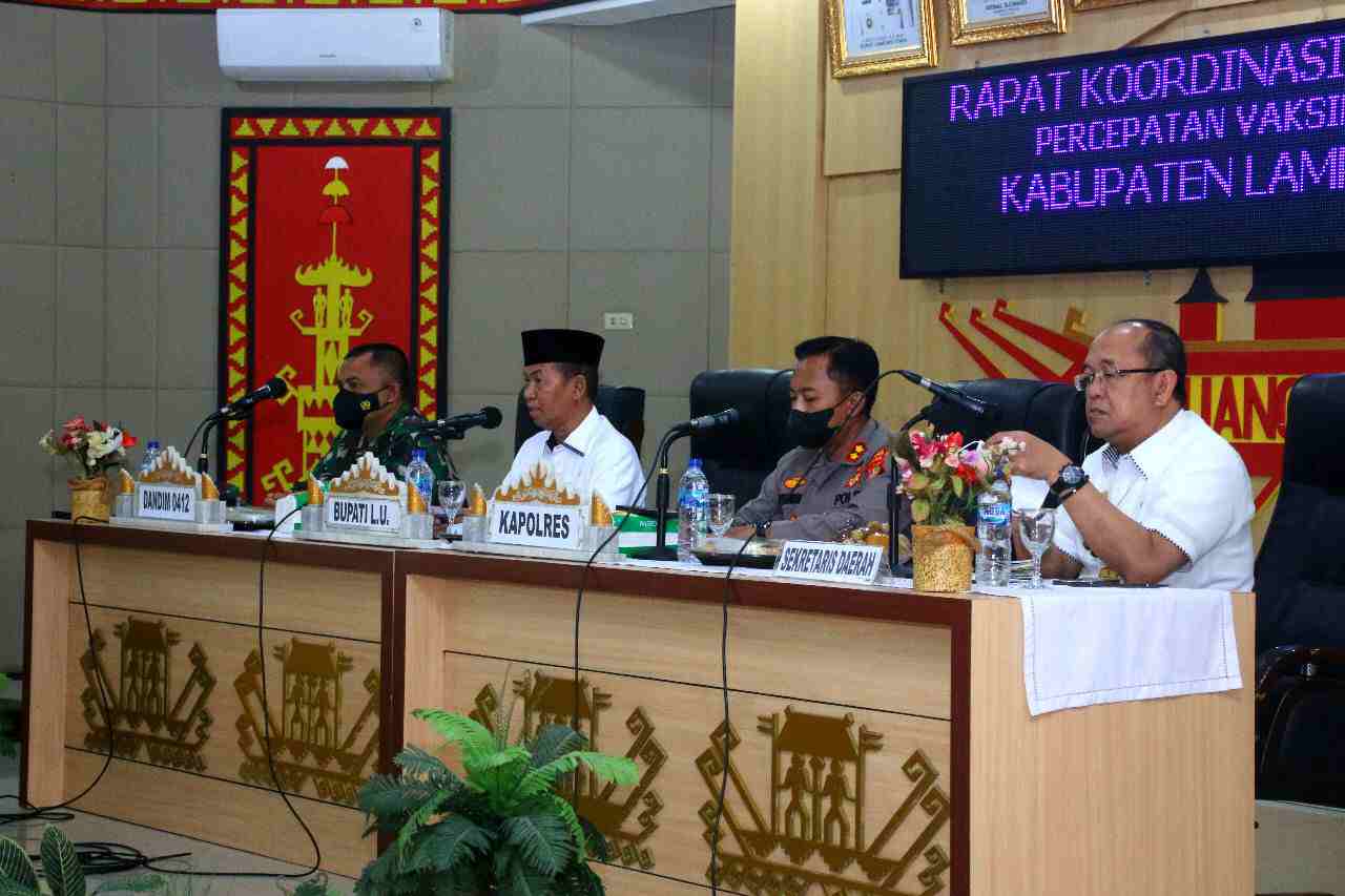 Bupati Lampura intruksikan Camat berikan edukasi tentang vaksinasi COVID-19