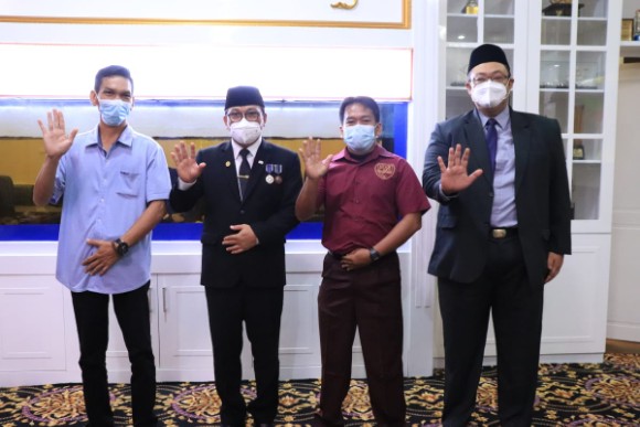Pemkot Metro melepas wasit Cabor Hoki terbang ke PON Papua Pemkot Metro melepas wasit Cabor Hoki terbang ke PON Papua