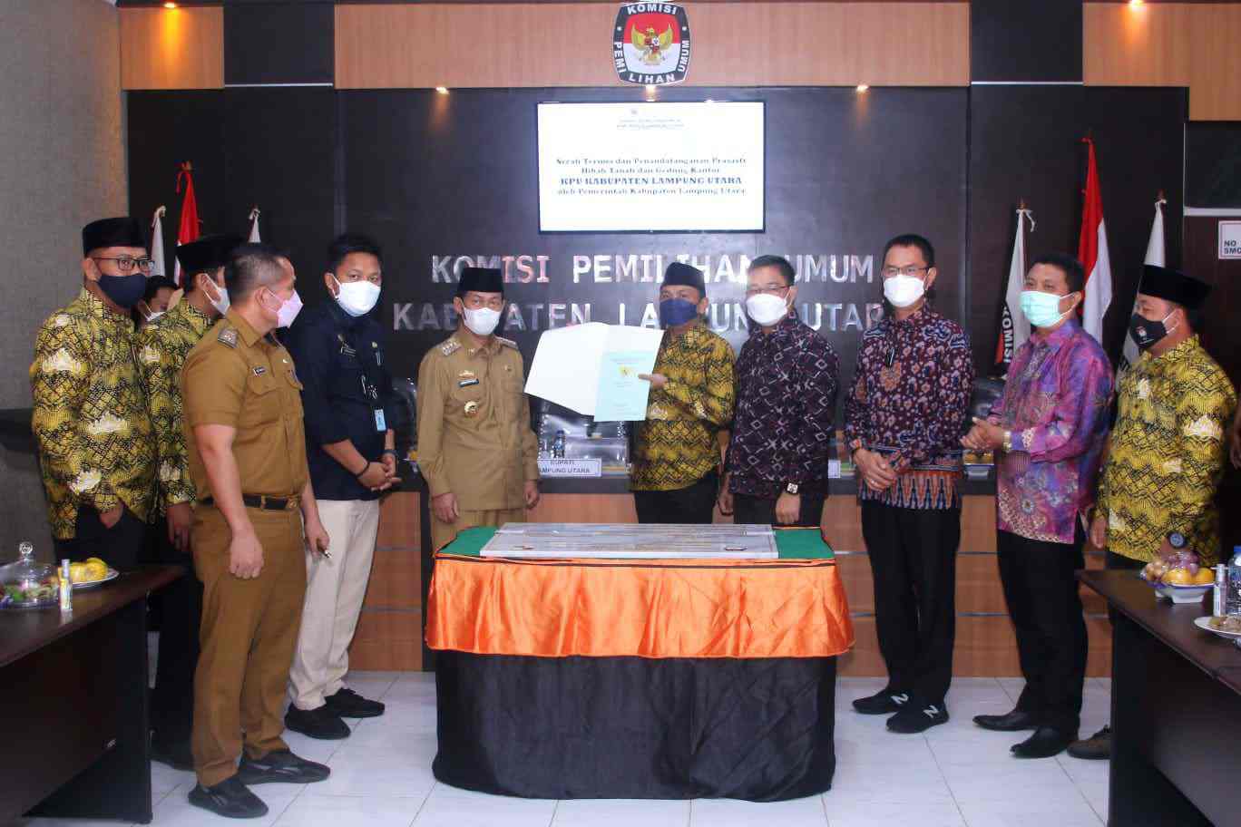 Bupati Lampung Utara tandatangani prasasti hibah tanah dan gedung kantor KPU