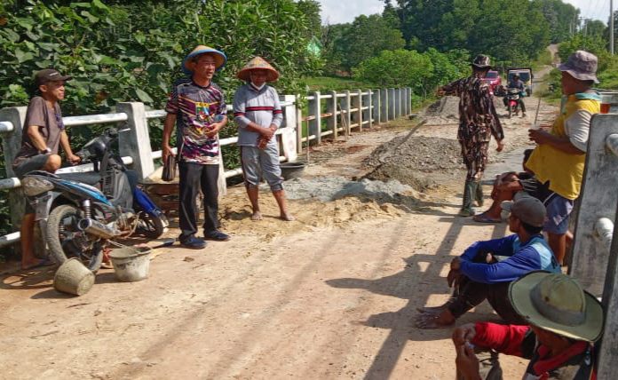Jawab keluhan warga, FKPPI Metro bantu perbaiki akses jalan di Rejomulyo