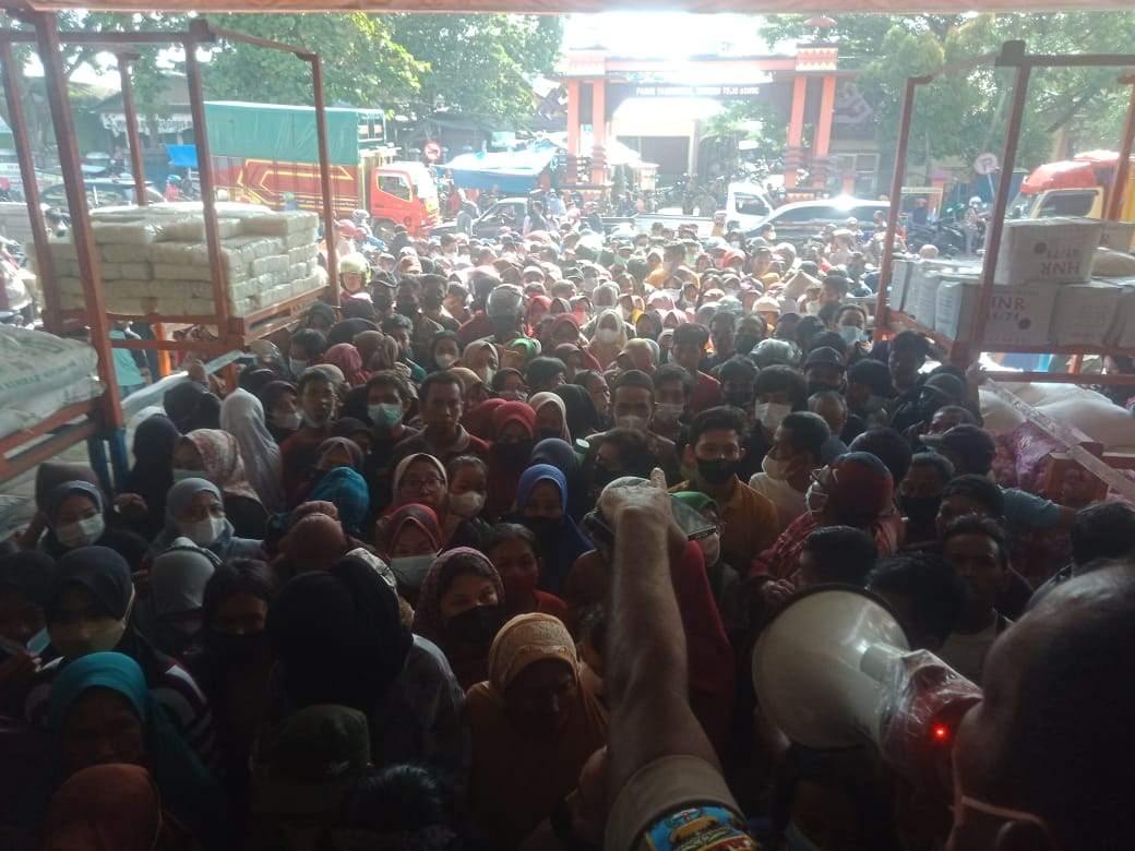 Kerumunan antrean minyak diamankan Pol-PP Kerumunan antrean minyak diamankan Pol-PP