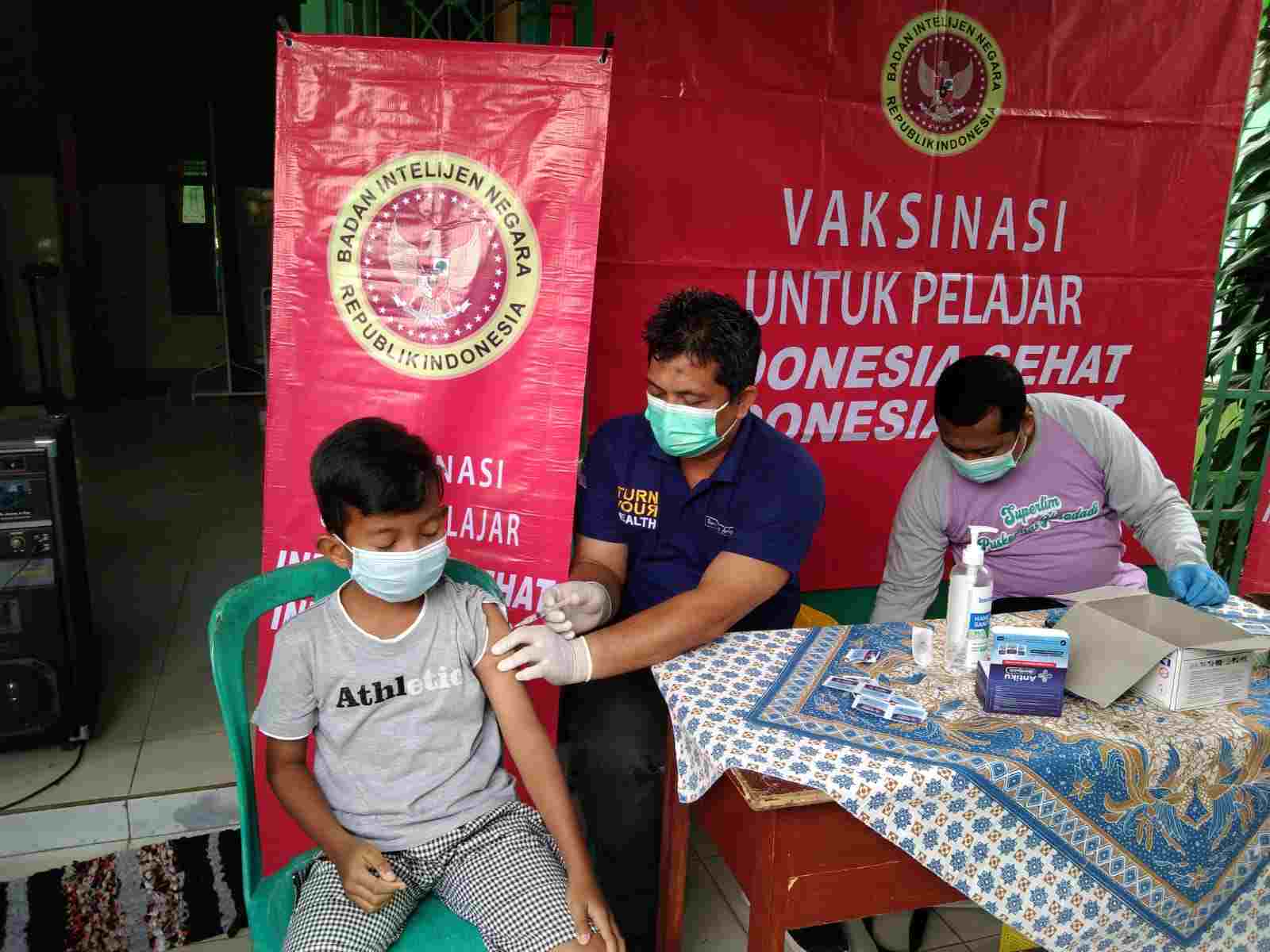Ratusan pelajar SD ikuti vaksinasi booster dan dosis dua. Ratusan pelajar SD ikuti vaksinasi booster dan dosis dua.