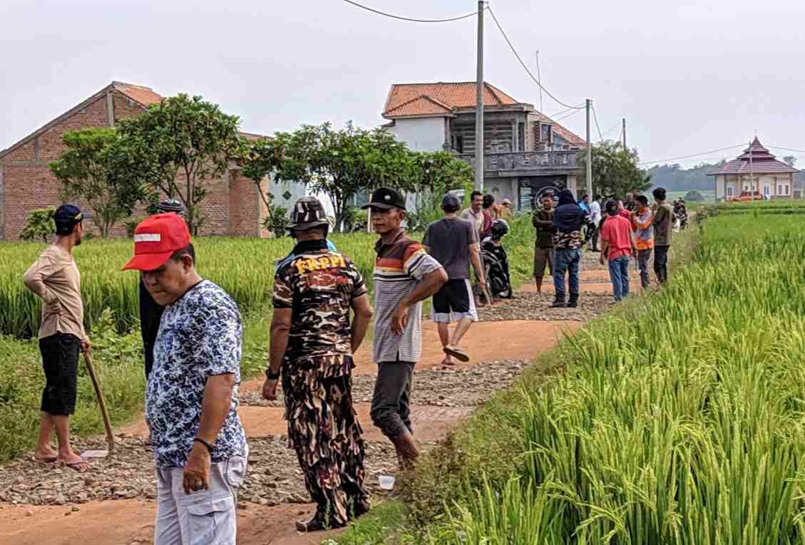 FKPPI Metro dan warga gotong-royong perbaiki jalan rusak di Kelurahan Hadimuyo Timur