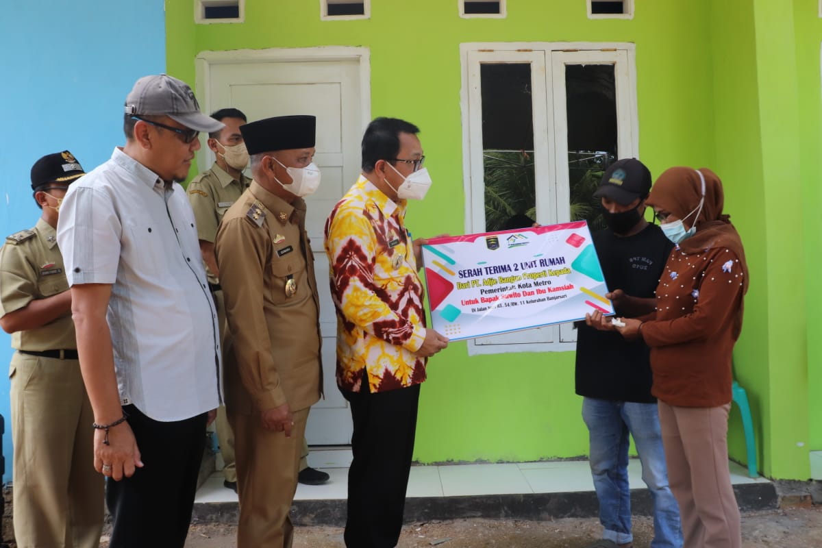 Pemkot Metro serahkan kunci bantuan bedah rumah CSR Pemkot Metro serahkan kunci bantuan bedah rumah CSR