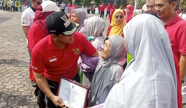 Kader Posyandu terima penghargaan dari Pemkot Metro Kader Posyandu terima penghargaan dari Pemkot Metro
