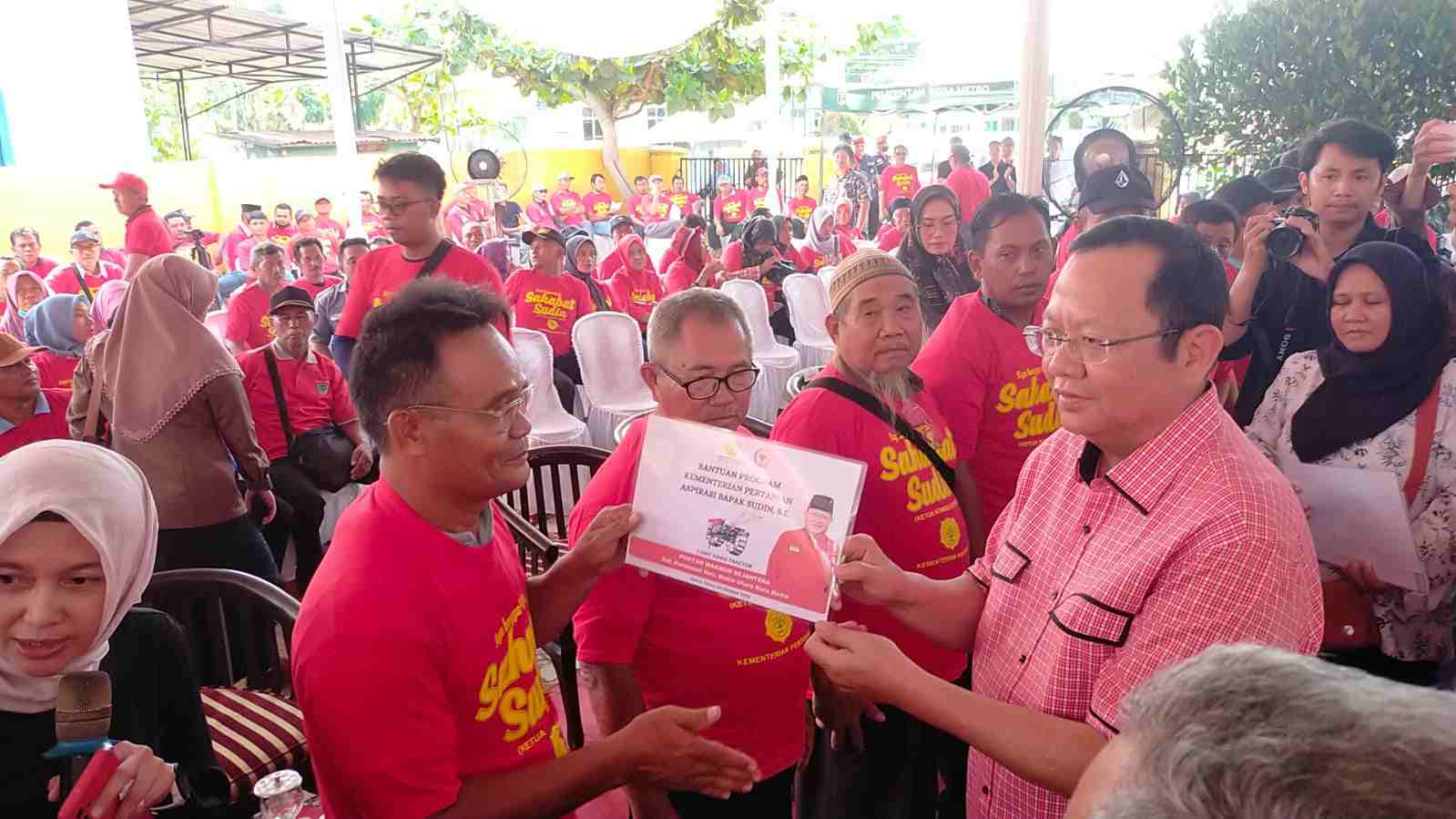 DPR RI salurkan bantuan alat pertanian ke Poktan Kota Metro