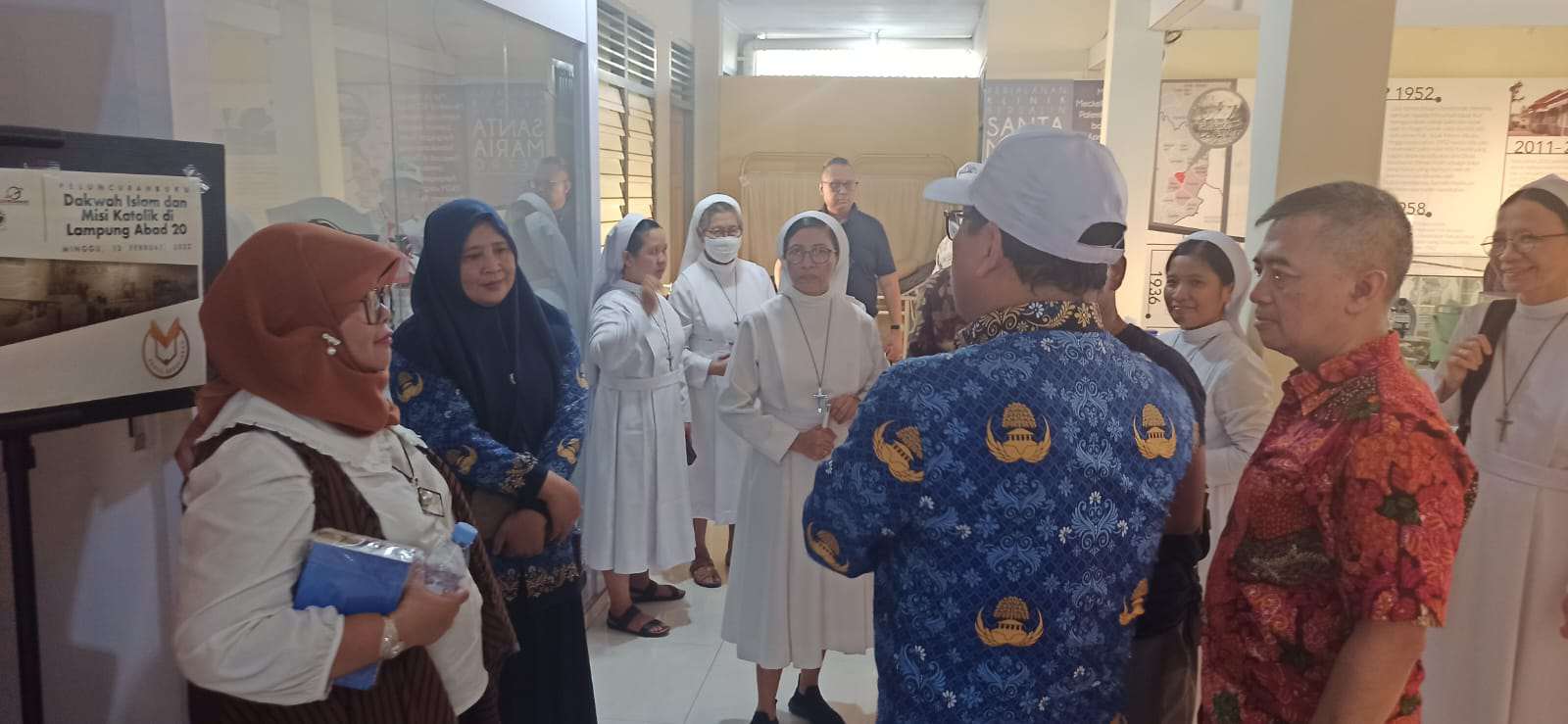 Walikota Metro menjadi guide heritage tour para dokter kebidanan