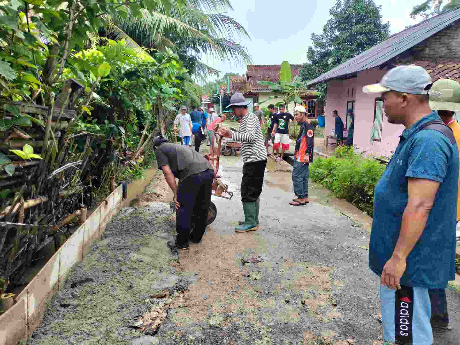 Usulan tidak digubris pemerintah, warga Kelurahan Sumbersari Kota Metro gotong royong benahi drainase