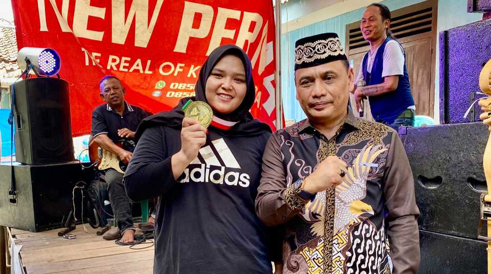 Bambang Iman Santoso berikan dana pembinaan ke warga Metro peraih medali emas di PON Bambang Iman Santoso berikan dana pembinaan ke warga Metro peraih medali emas di PON