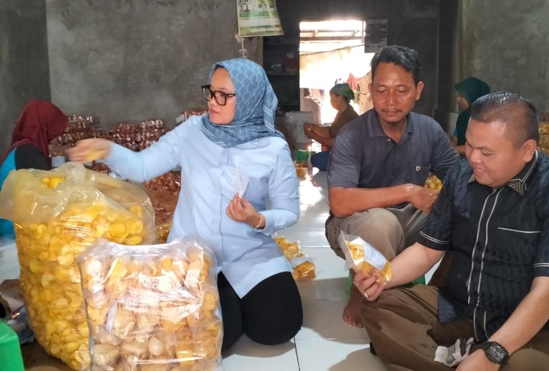 Calon Bupati Lamtim Ela-Azwar blusukan: dukung UMKM hingga muluskan jalan rusak Calon Bupati Lamtim Ela-Azwar blusukan: dukung UMKM hingga muluskan jalan rusak