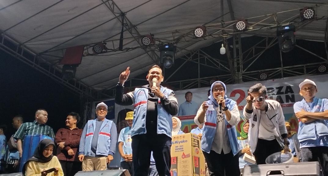 Dide Hijau Daun hipnotis ribuan masyarakat pada kampanye Ela-Azwar di Lampung Timur