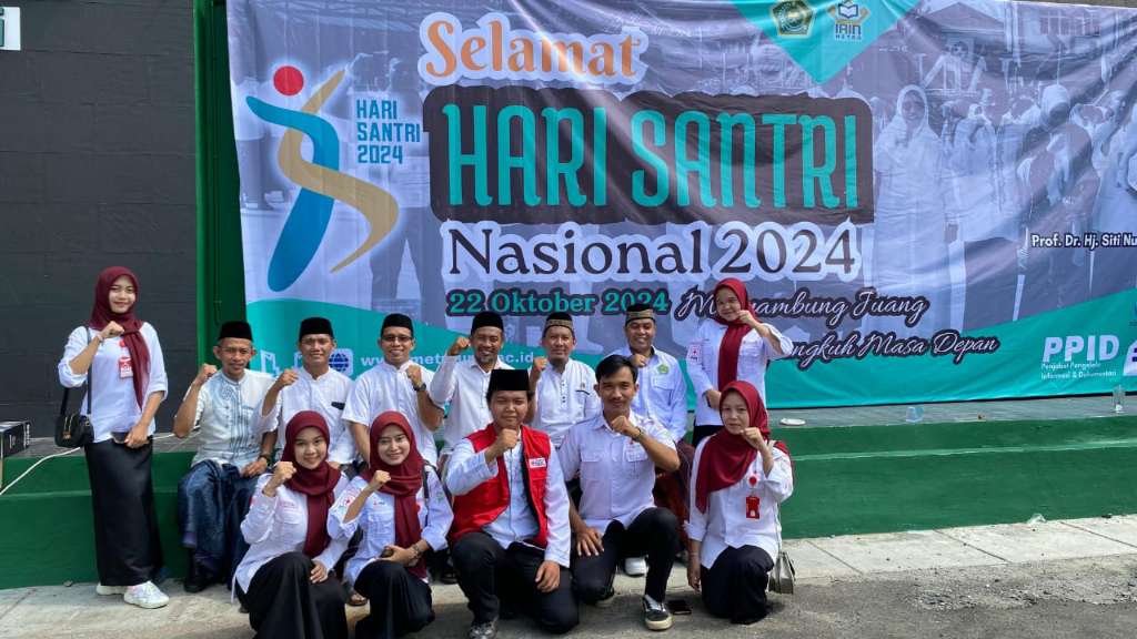 KSR PMI Unit IAIN Metro bertugas dalam giat perayaan hari santri