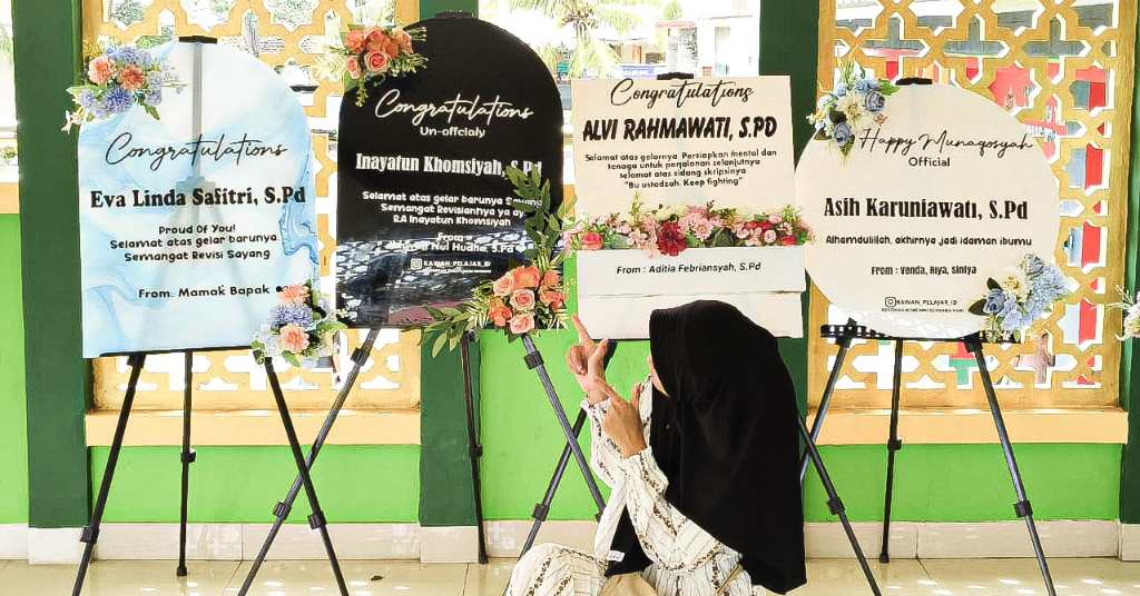 Papan bunga di ujung jalan: kisah Tanti, mahasiswi perantau yang meniti hidup lewat kreativitas Papan bunga di ujung jalan: kisah Tanti, mahasiswi perantau yang meniti hidup lewat kreativitas