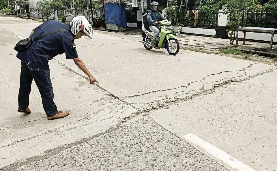 Baru setahun, jalan Dr. Soetomo rusak: proyek Rp5 Miliar tak sesuai spesifikasi Baru setahun, jalan Dr. Soetomo rusak: proyek Rp5 Miliar tak sesuai spesifikasi