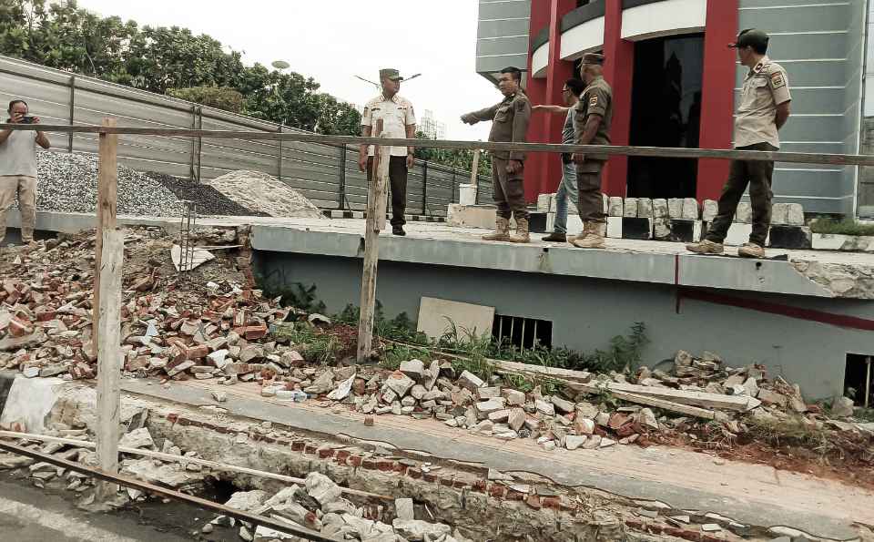 Trotoar rusak, izin tak kantongi: polemik hotel di Ruko Sudirman memanas