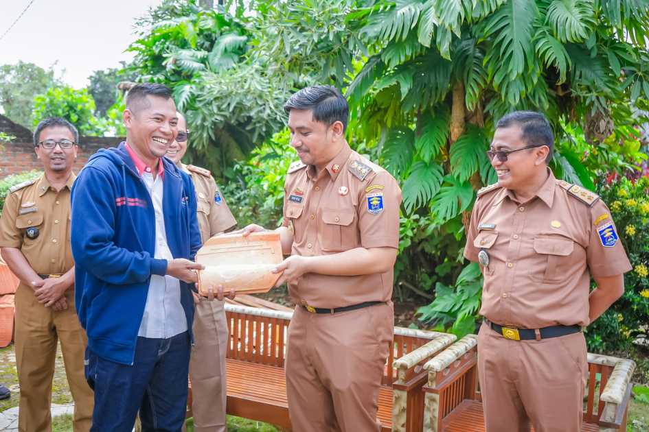 Pemkot Metro serahkan bantuan untuk korban puting beliung di Karangrejo