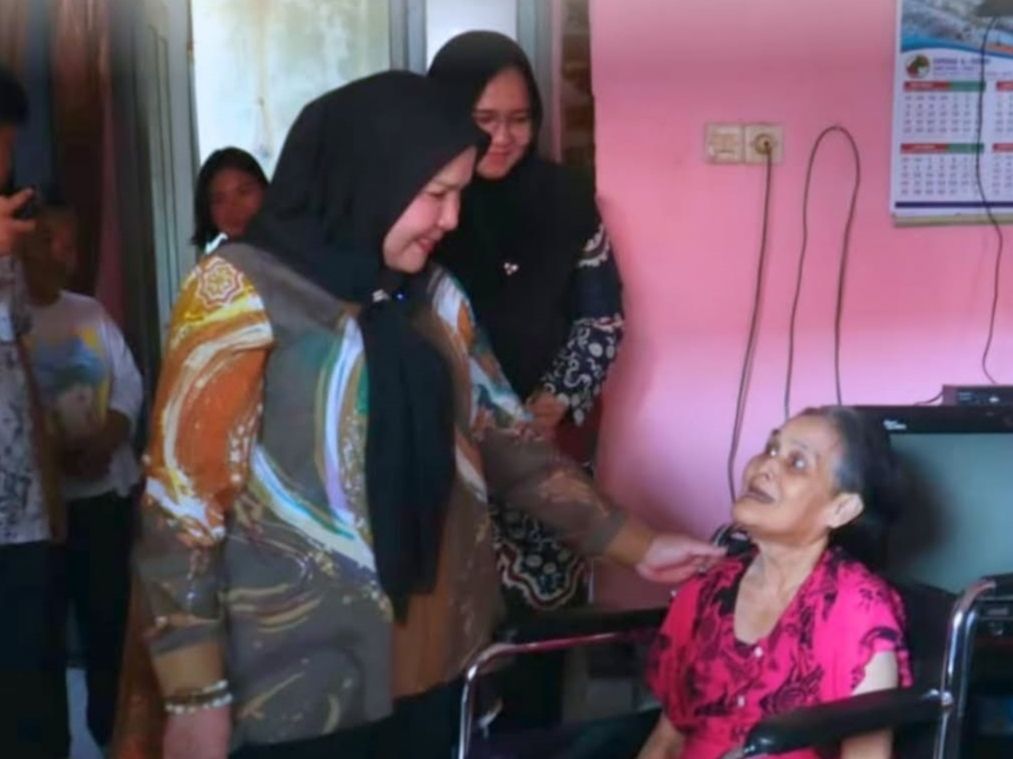 Eva Dwiana salurkan alat bantu disabilitas untuk warga Bandar Lampung
