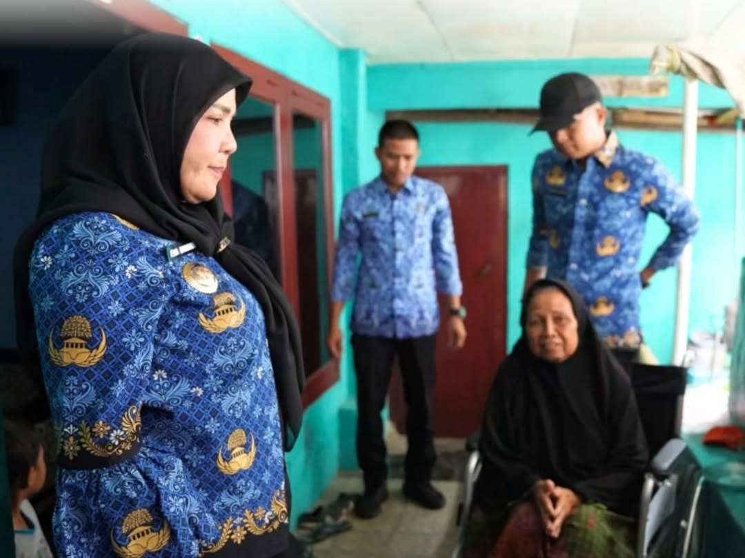 Pemkot Balam perkuat program sosial, bagikan alat bantu disabilitas di Enggal dan Tanjung Karang Timur