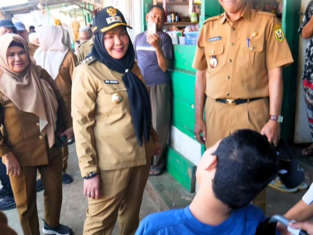 Eva Dwiana serahkan alat bantu disabilitas di Teluk Betung Utara, dorong aparat aktif pantau warga rentan