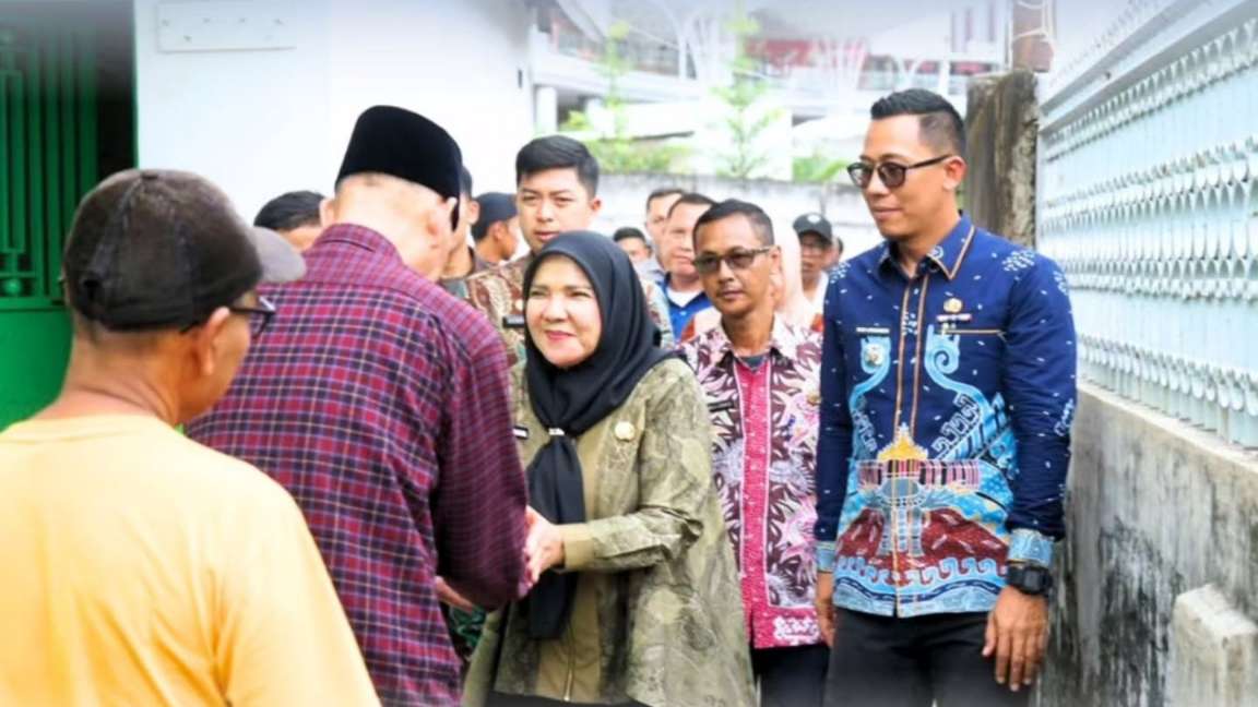 Eva Dwiana turun langsung bantu korban kebakaran di Bumi Waras