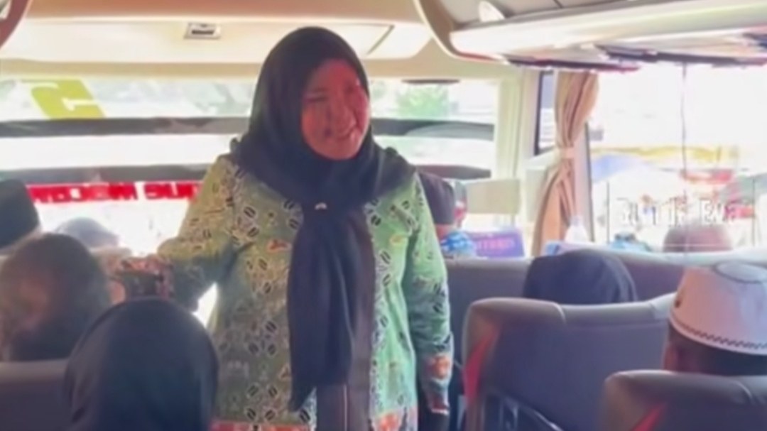 Eva Dwiana lepas jamaah umrah 2025, titip doa untuk kebaikan Bandar Lampung