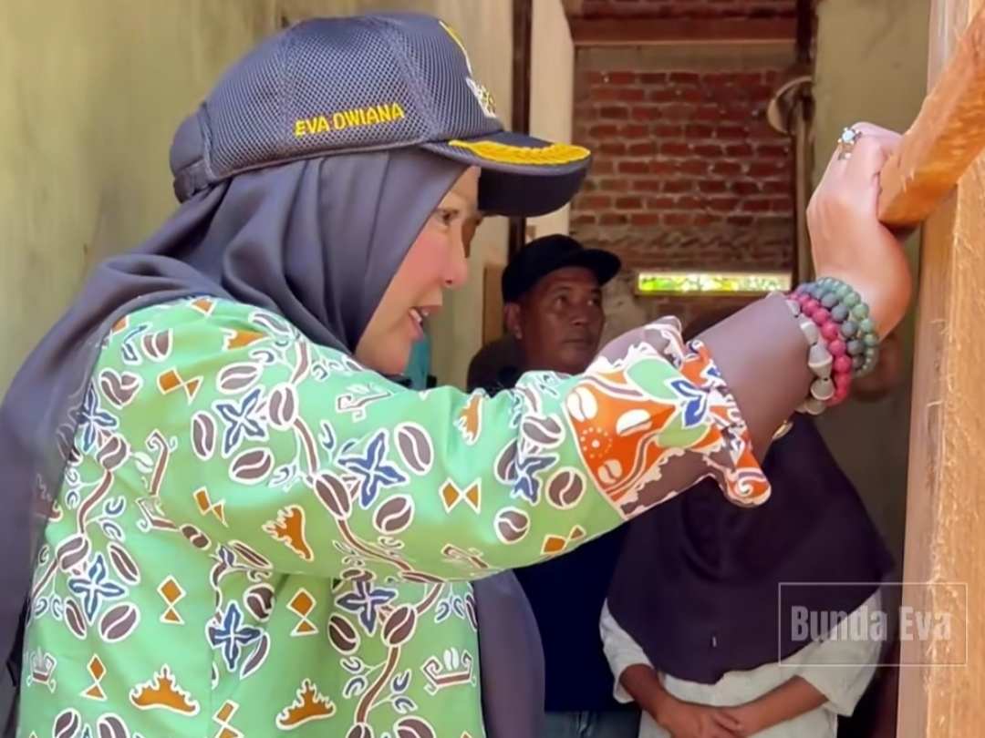 Eva Dwiana pantau pembangunan rumah layak huni di Teluk Betung Barat