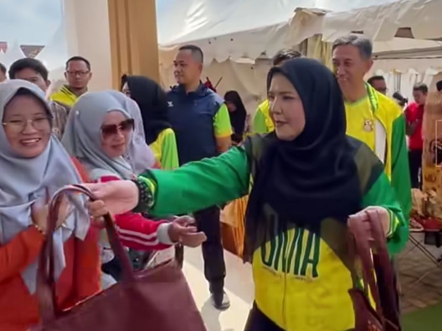 Eva Dwiana dukung UMKM lewat ksi belanja dan berbagi di Gebyar UMA 2025