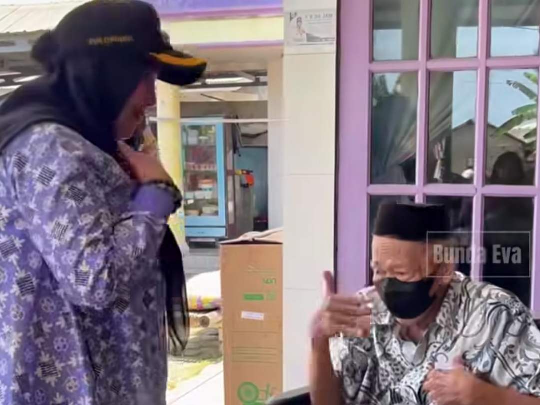 Eva Dwiana serahkan bantuan untuk lansia dan disabilitas di Gang Permukiman Bandar Lampung