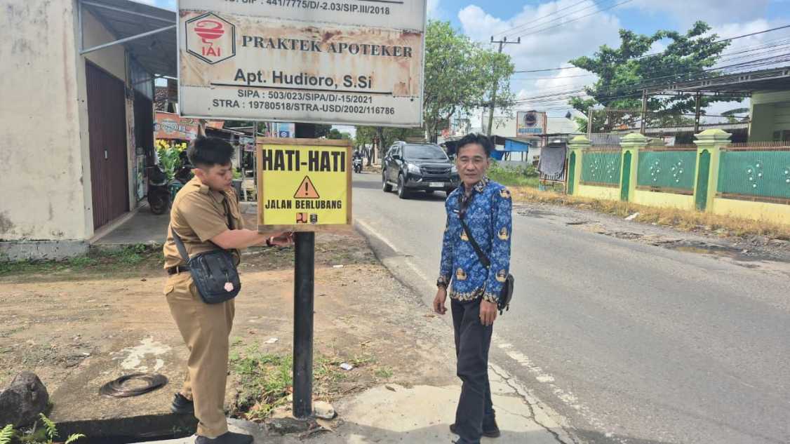 Dinas PUTR Metro pasang tanda jalan rusak, warga diminta lebih waspada